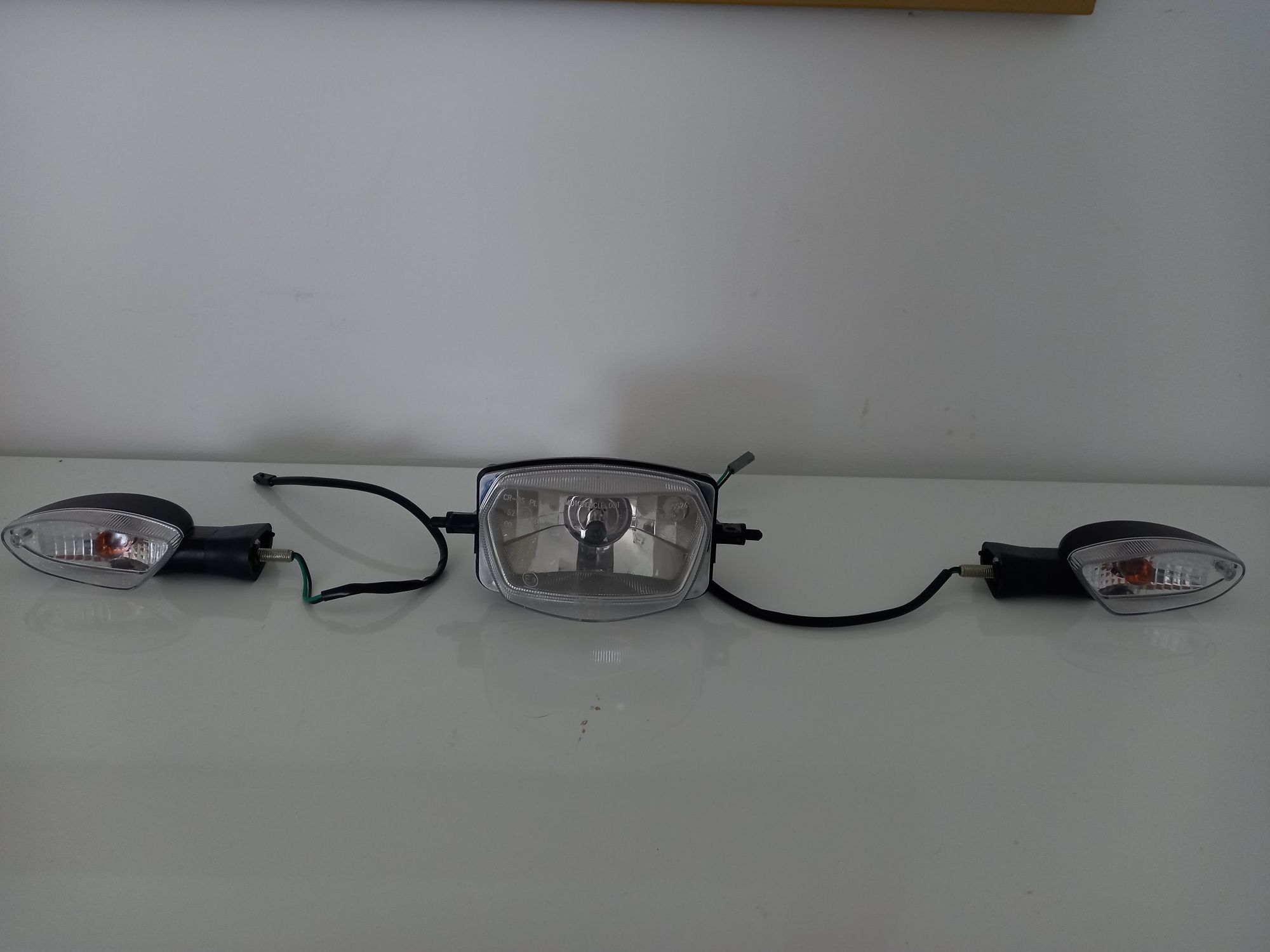 Vendo conjunto farol e piscas para moto.