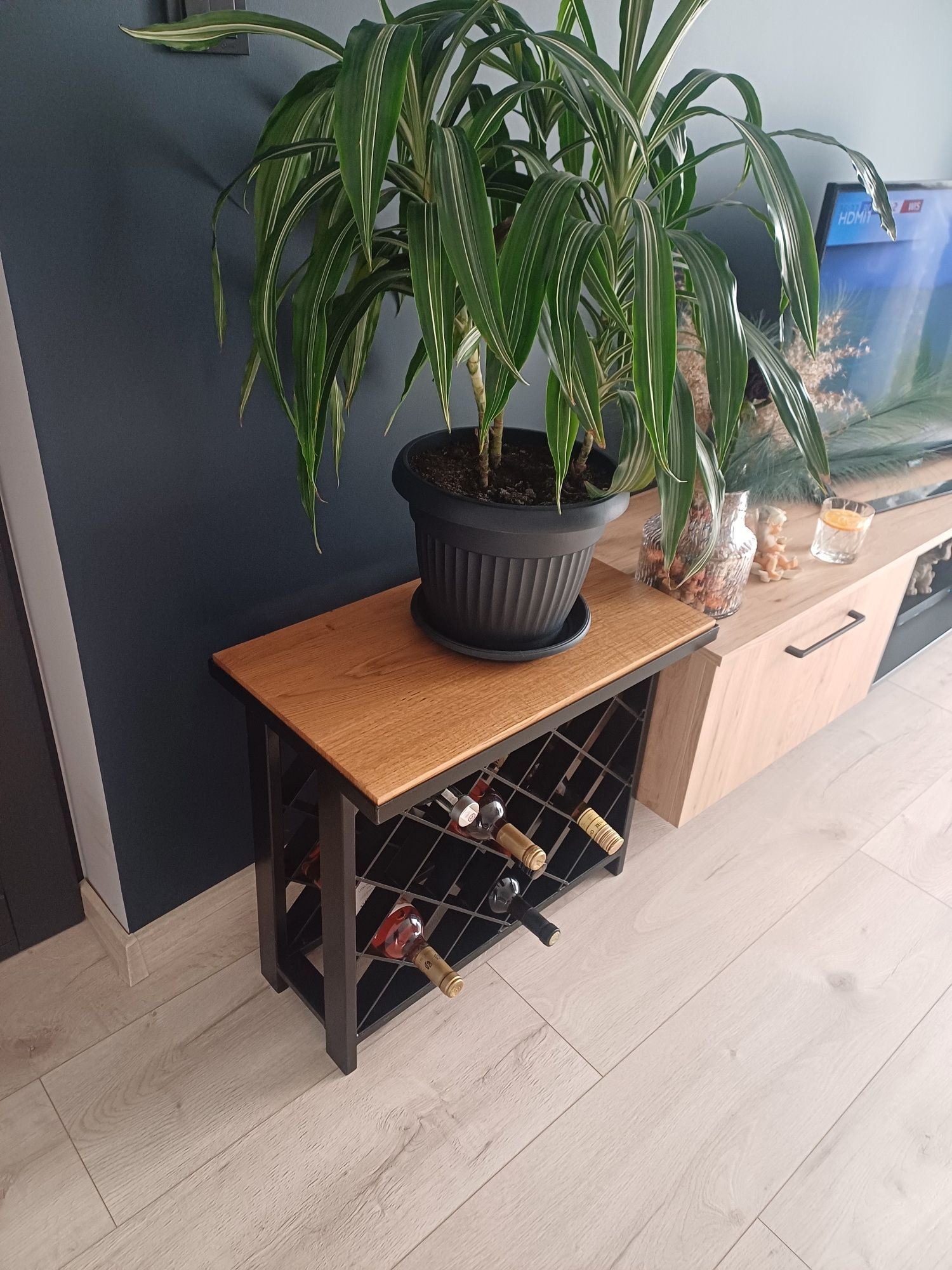 Stolik na wino loftowy