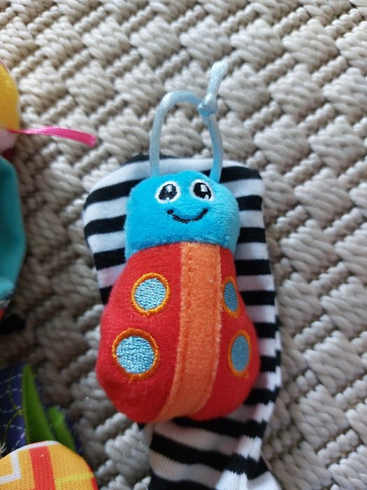 Meias e chocalhos montessori