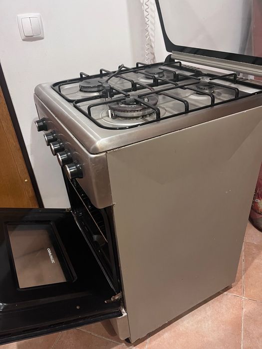 Vendo fogão com  pouco uso