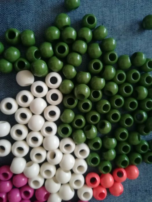 Missangas de várias cores e tamanhos