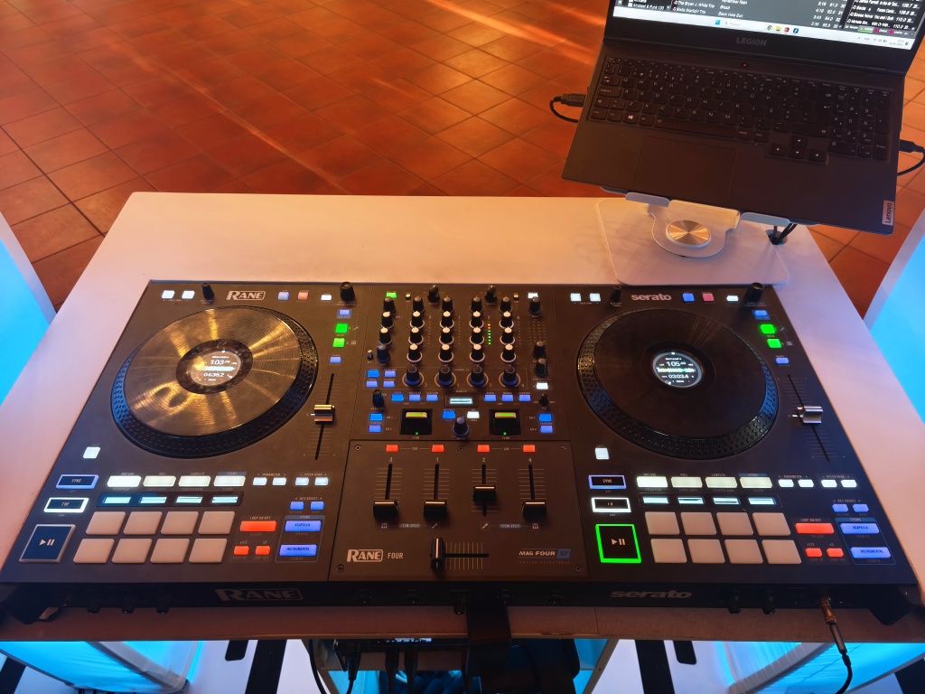 Cabine de DJ personalizada com LEDs