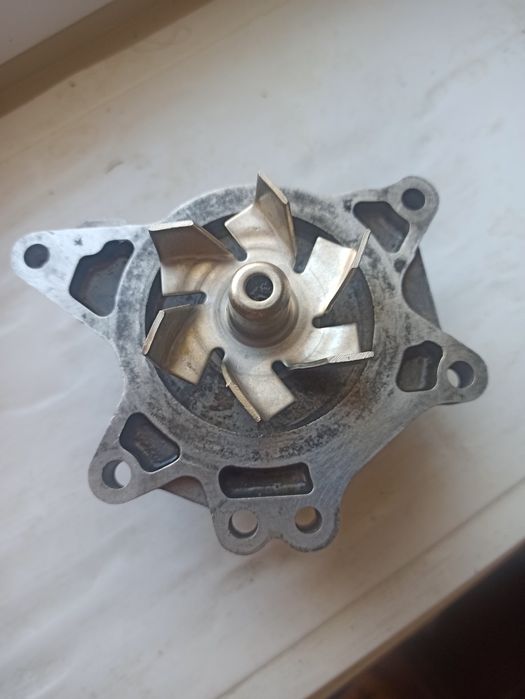 Насос водяний (помпа) на Geely EMGRAND EC7  Б/У