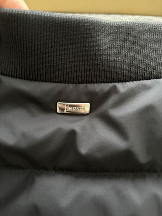 Чорний пуховик бомбер Herno