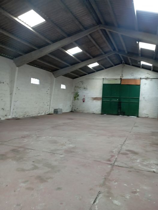 Armazém 300m2 cobertos + exterior