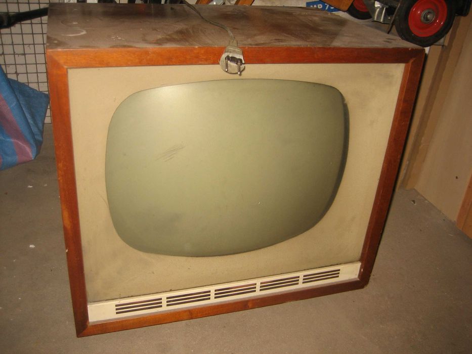 Stary telewizor Rekord 2