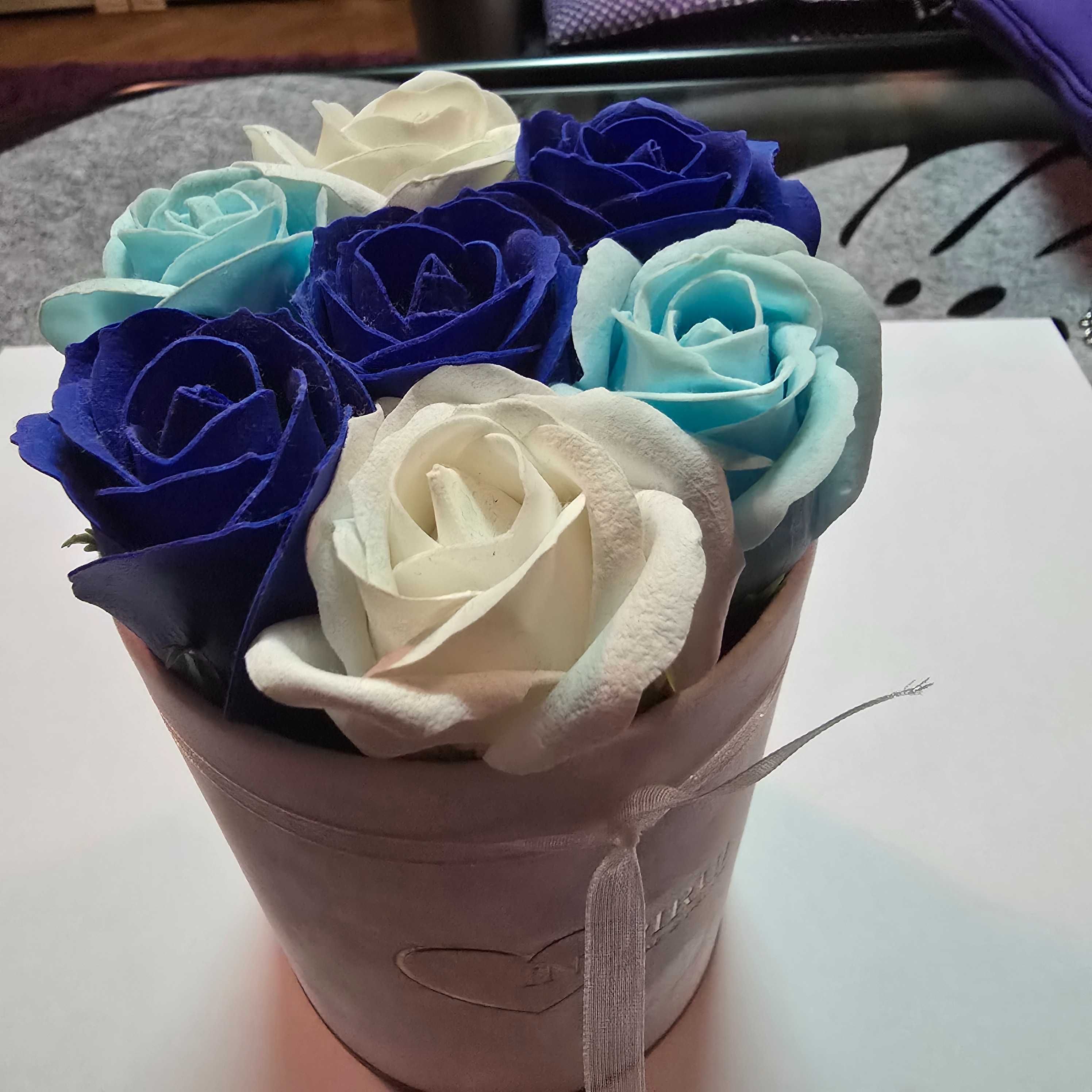 Flowerbox z kwiatami mydlanymi. Róże mydlane werulowe pudełko