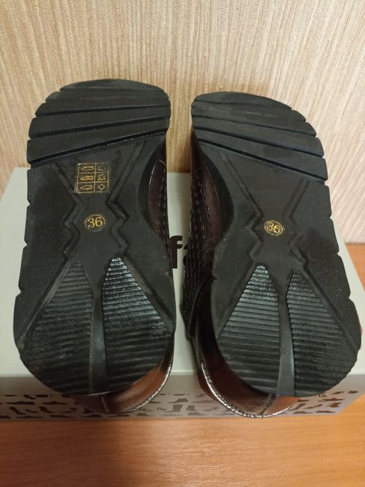 Женские кожаные кроссовки Welfare. Размер 36 (по стельке 23,5 см)