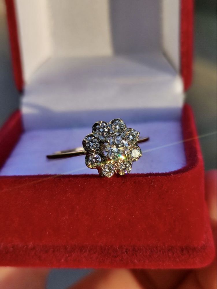 Золотое кольцо ромашка с бриллиантами
