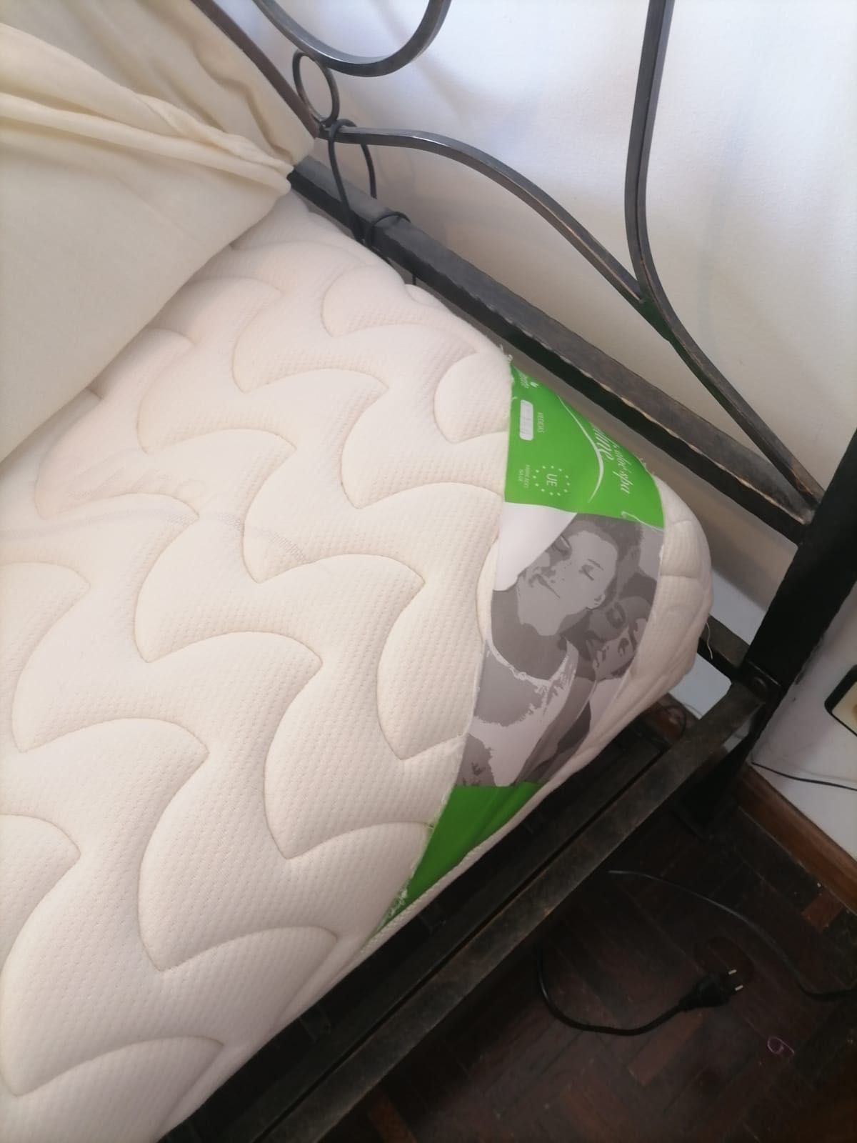 Vendo cama com colchão (2 unidades) - 300€ cada