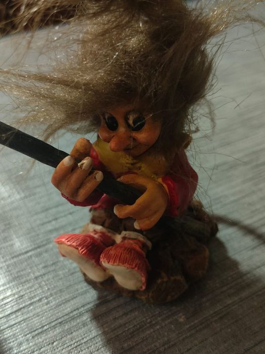 Figura Troll Pescador Vintage
Troll nórdico clássico sentado a pescar