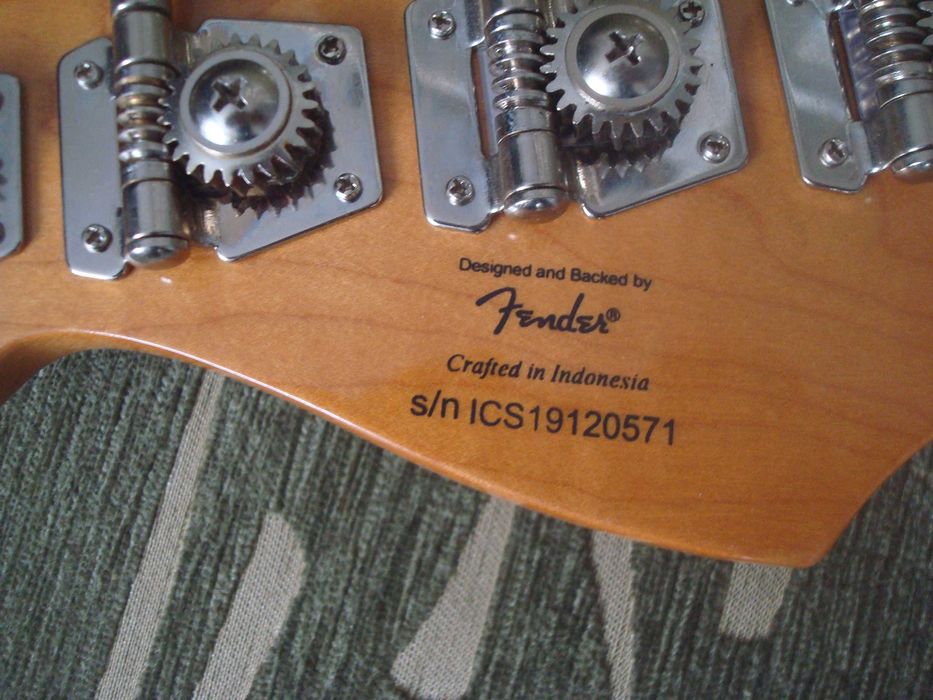 Продам бас гитару с комбоусителем