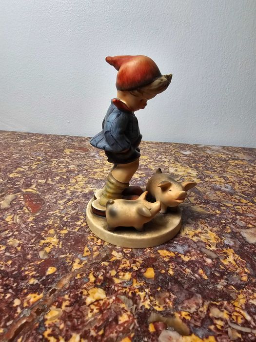 Śliczna Figurka porcelana Goebel Hummel #66 "Farm Boy" 15 cm Niemcy