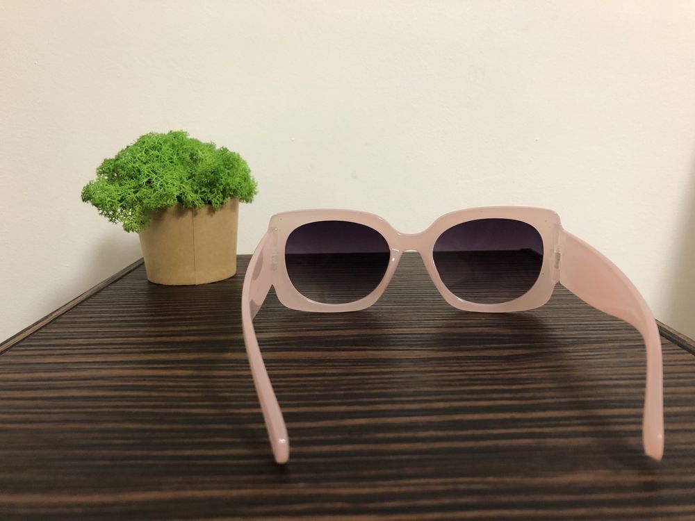Стильні сонцезахисні рожеві напівпрозорі окуляри
