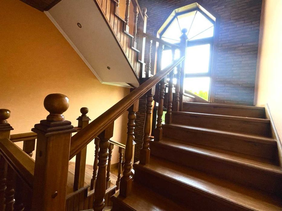 Продаж 2поверхового будинку з гаражем і ділянкою 11соток.