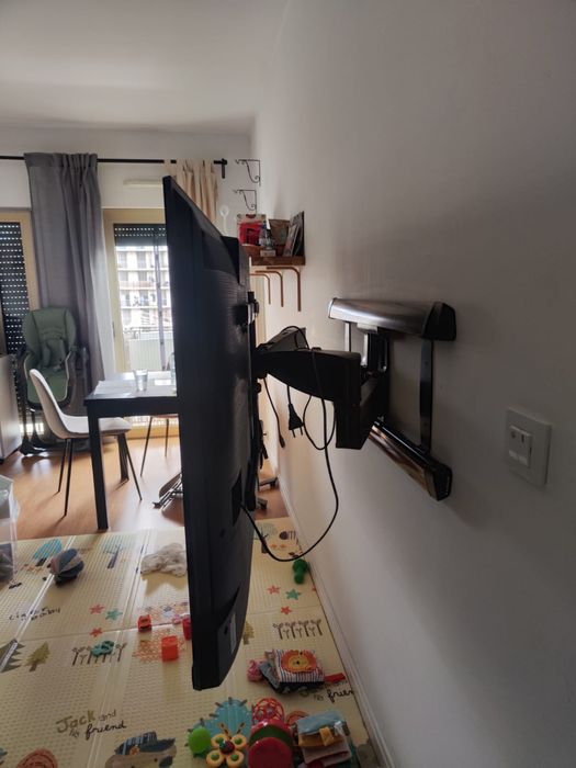 Televisão Hisense 55’’ com suporte de parede