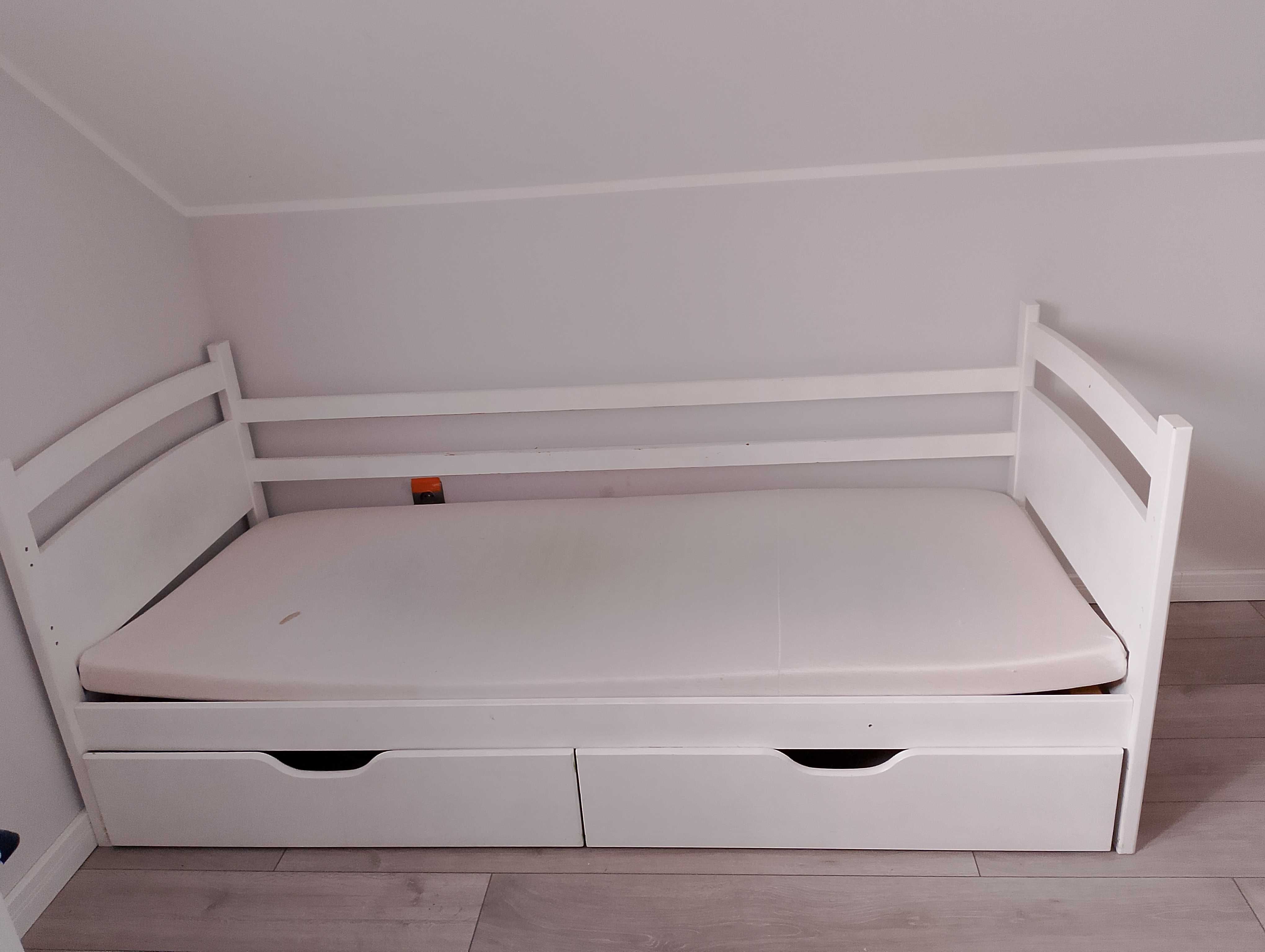 Łóżko drewniane białe