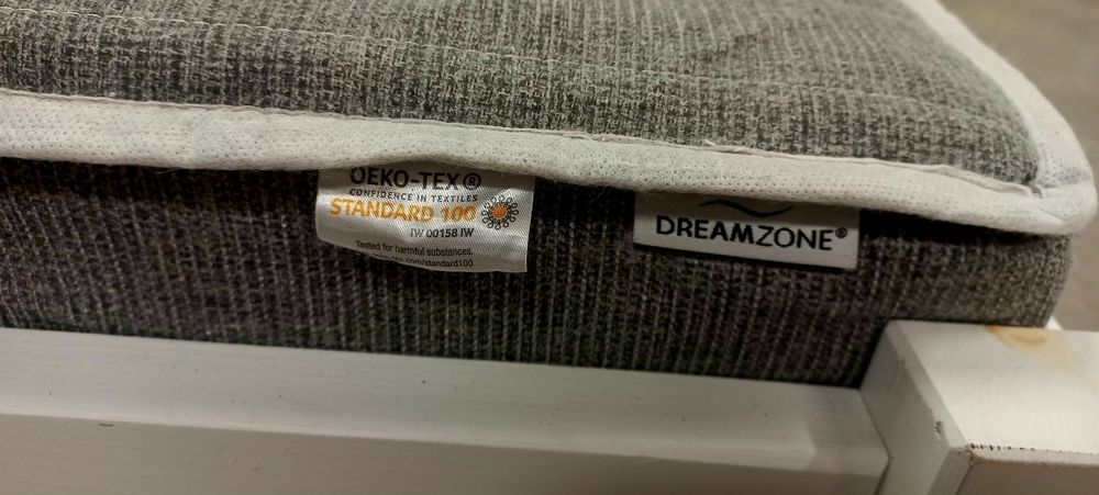 Białe łozko 90x200 z materacem i zagłówkiem