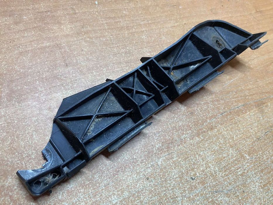 52535-05020  пепедні права направляюча пласмаса бампера Авенсіс Т25