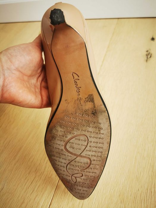 Czółenka lakierowane nude/beżowe Clarks, r.40