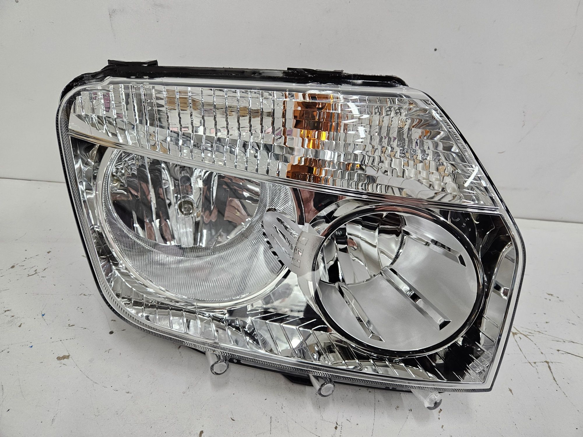 Lampa przód prawa Dacia Duster I
