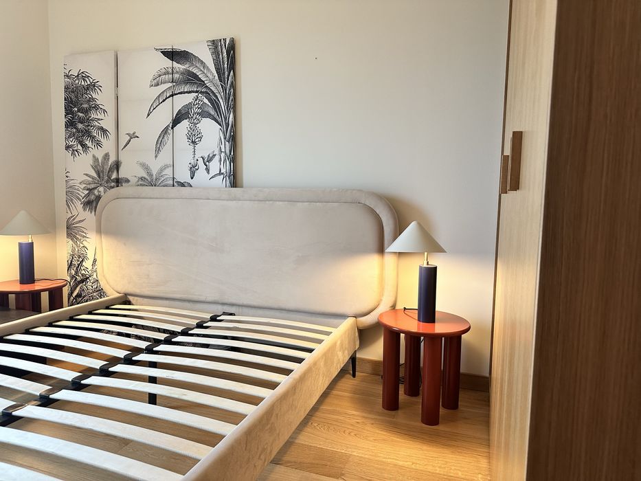 Quarto com cama e mesinhas novas
