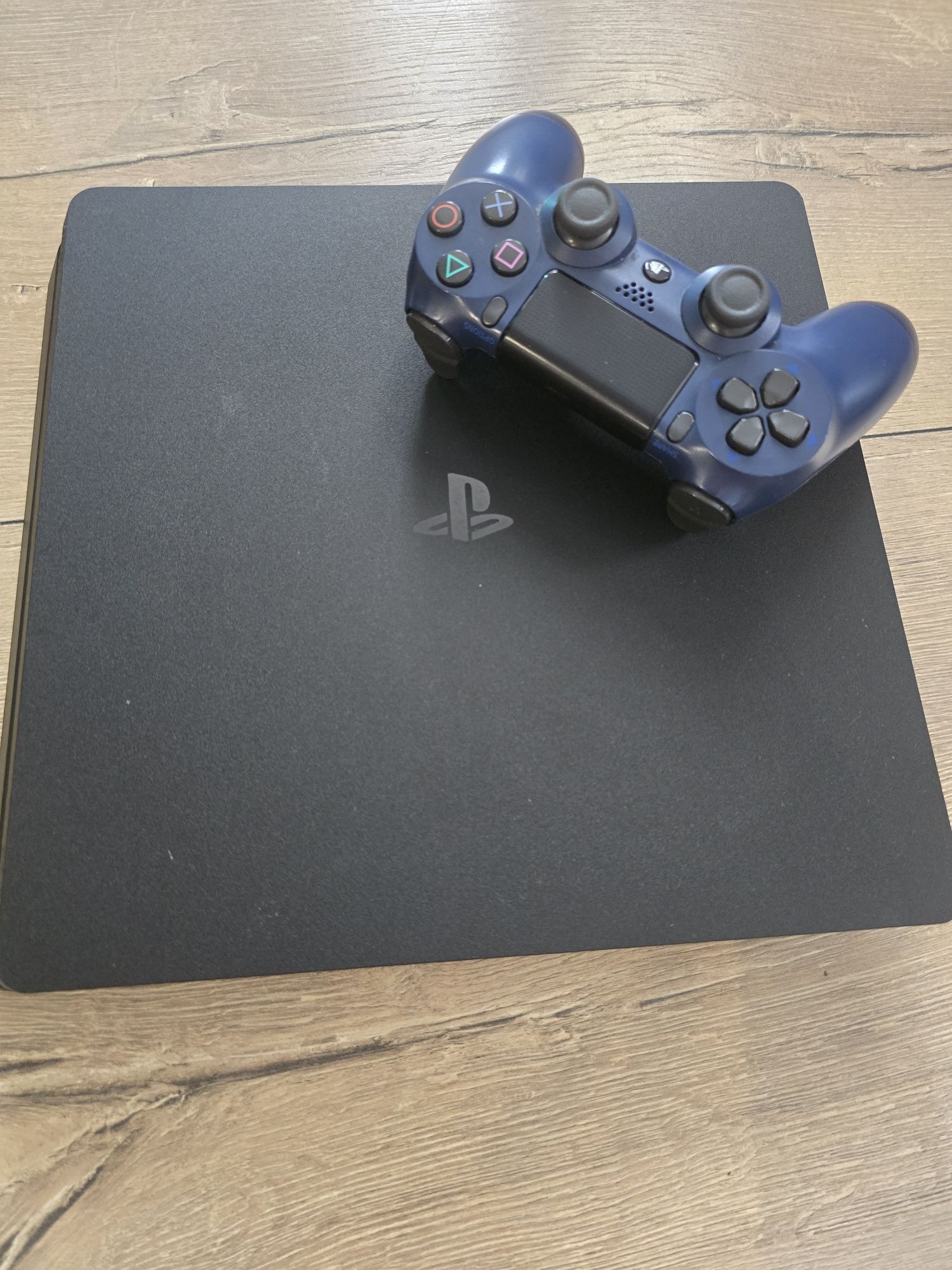 Sprzedam PS4 SLIM 1TB
