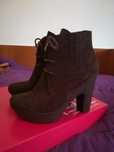 Botins novos em pele