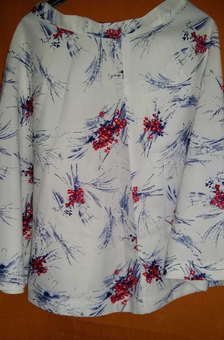 Spódniczka midi biała w bukiety kwiatów.