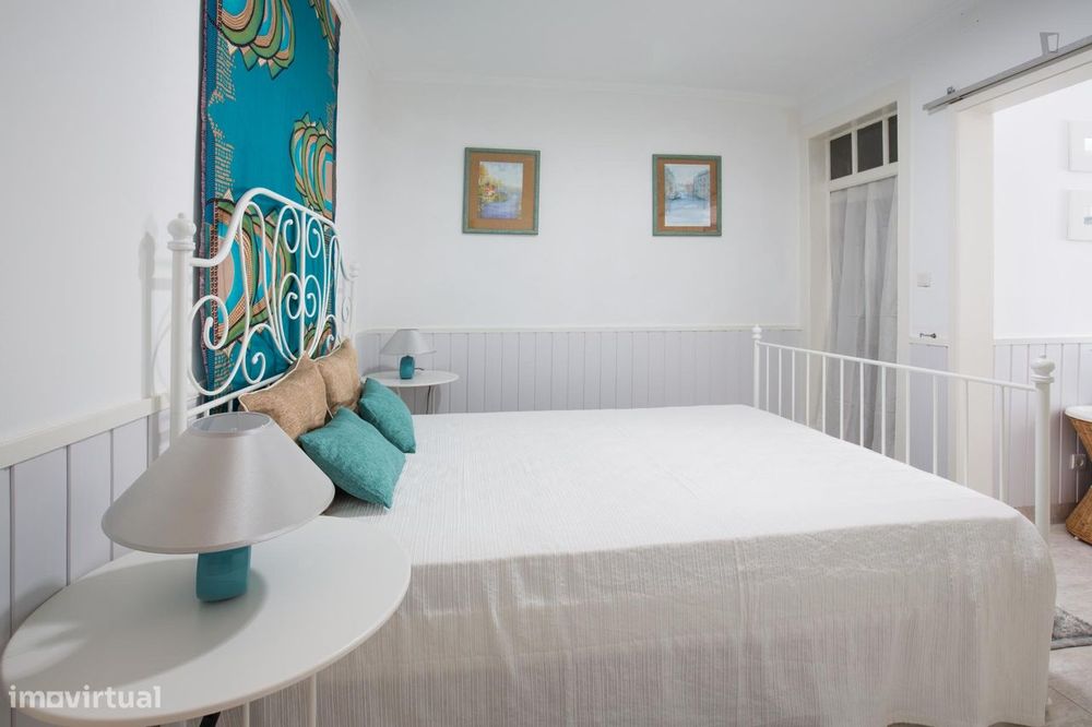 64776 - Quarto com cama de casal em apartamento...