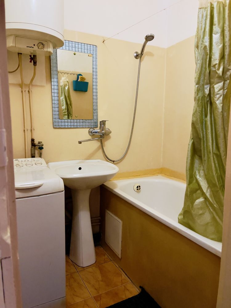 Продається двох кімнатна квартира, район базару