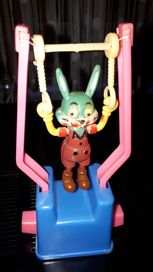 Stara zabawka akrobata Myszka Miki królik Bugs trapezie huśtawce prl