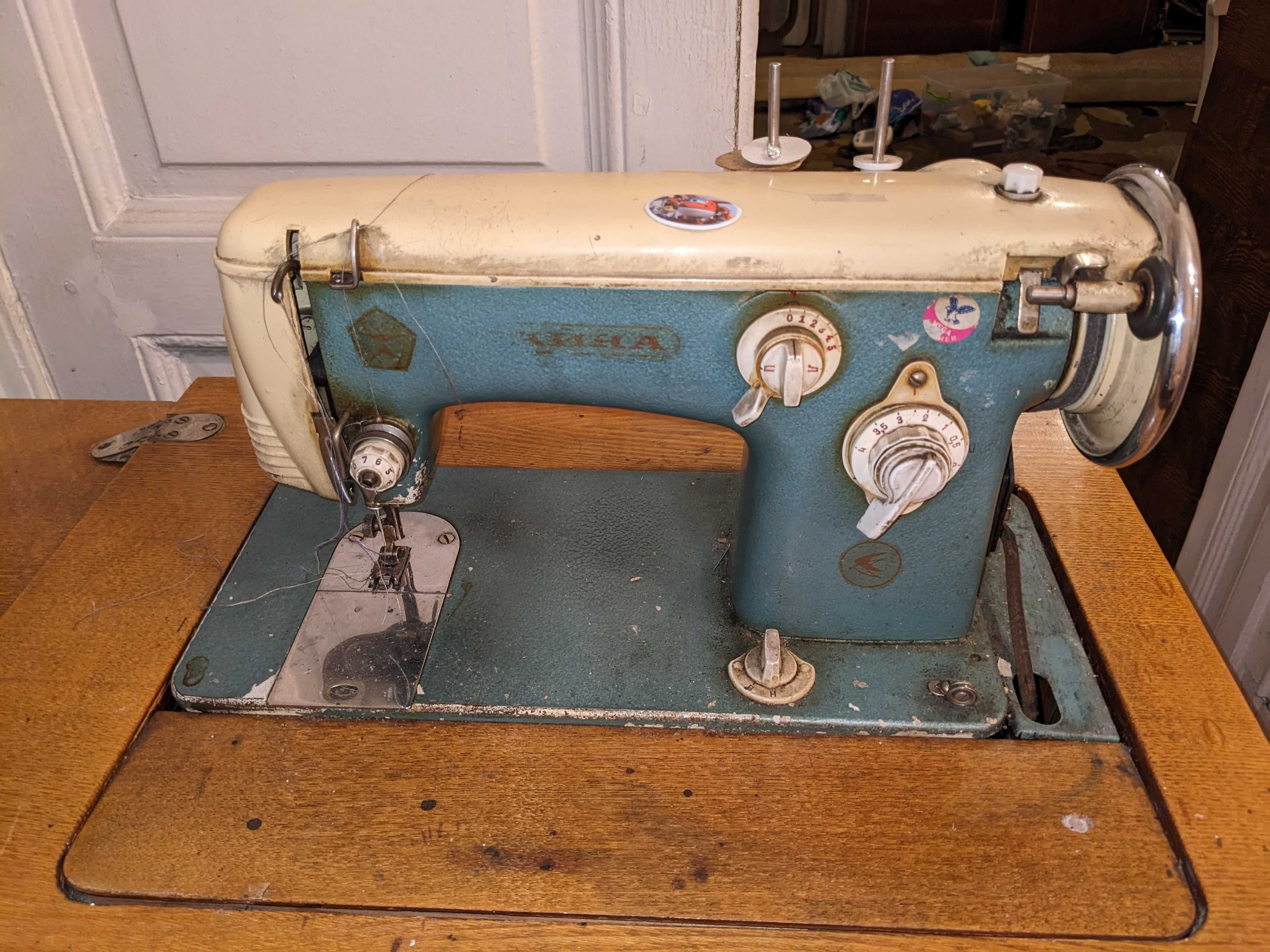 Швейная машинка Чайка с электромотром МШ-2 и тумбой