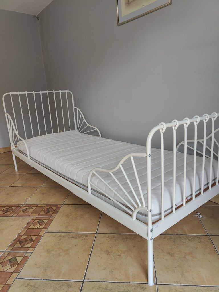 Łóżeczko z materacem, regulowana długość łóżeczka i materaca.