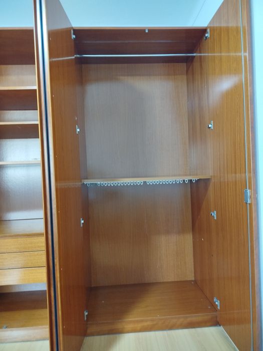 Vende-se roupeiro grande em cerejeira