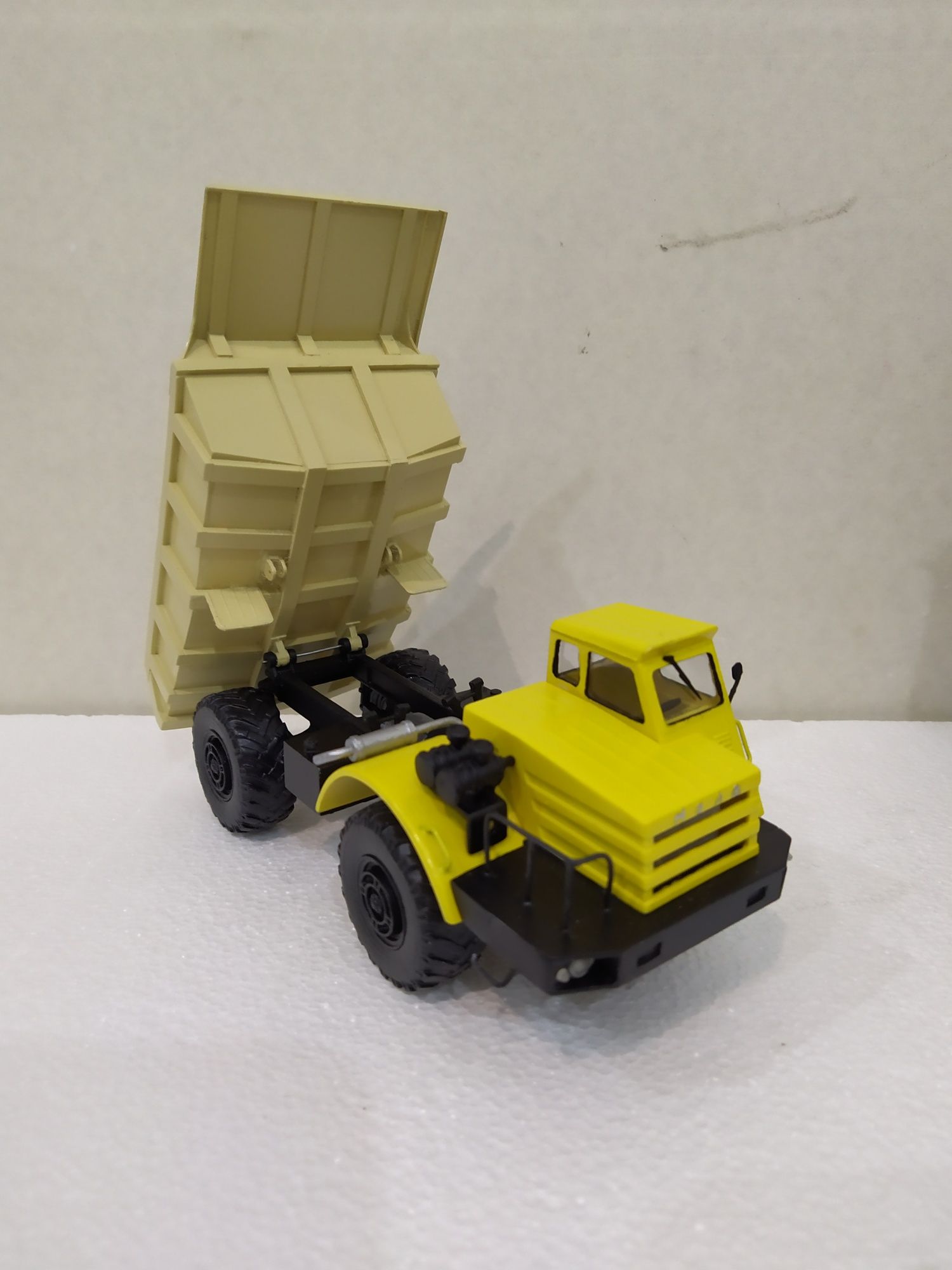 МоАЗ-522 карьерный самосвал . Масштаб 1 /43 .