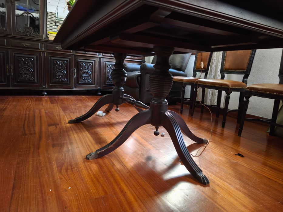 Mesa de sala de jantar com oito cadeiras em pele