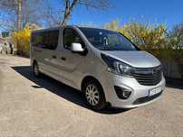 Wypożyczalnia Wynajem busa 9 osobowego Opel Vivaro long