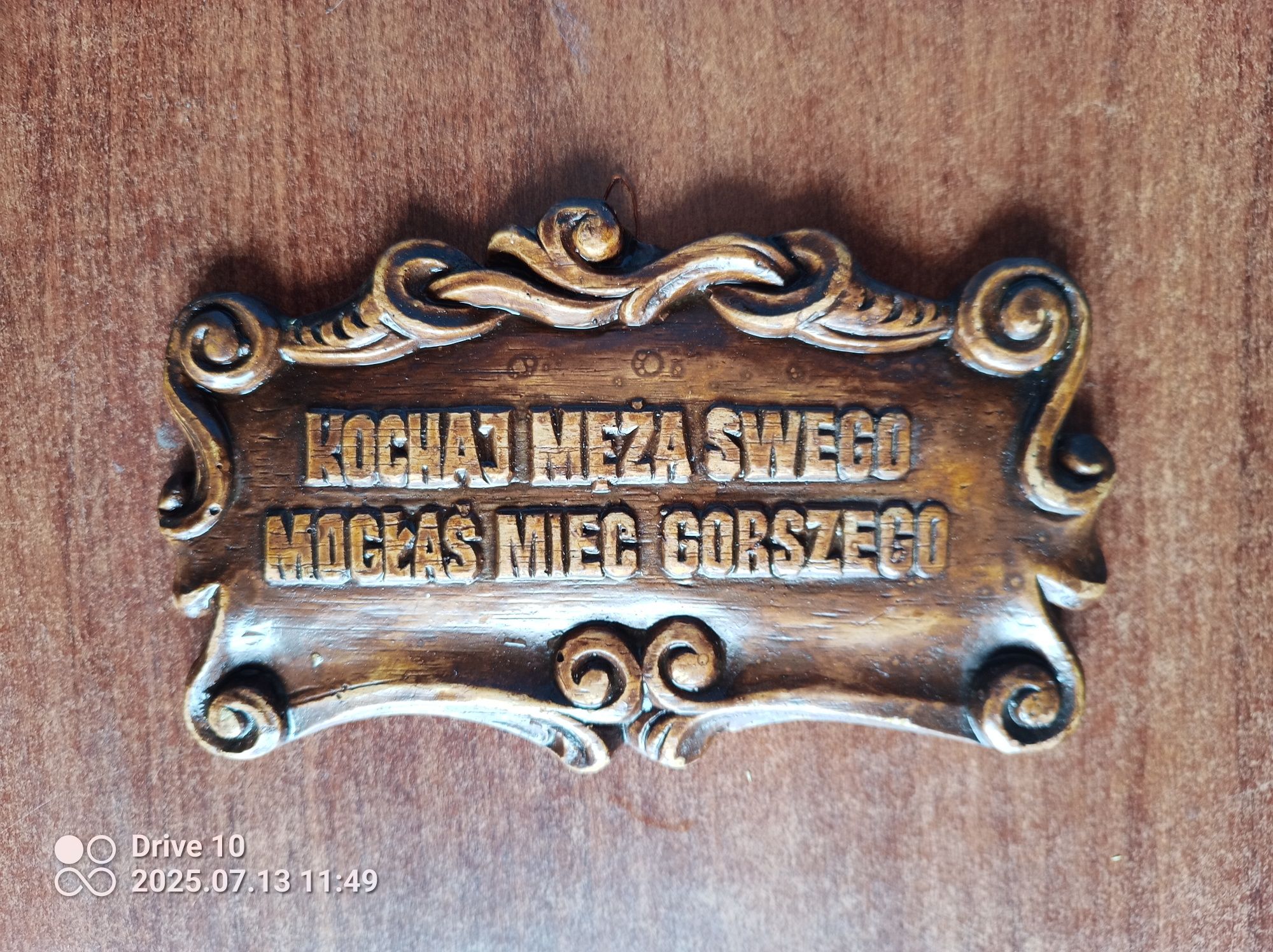 Zawieszka na ścianę" Kochaj męża swego mogłaś mieć gorszego".