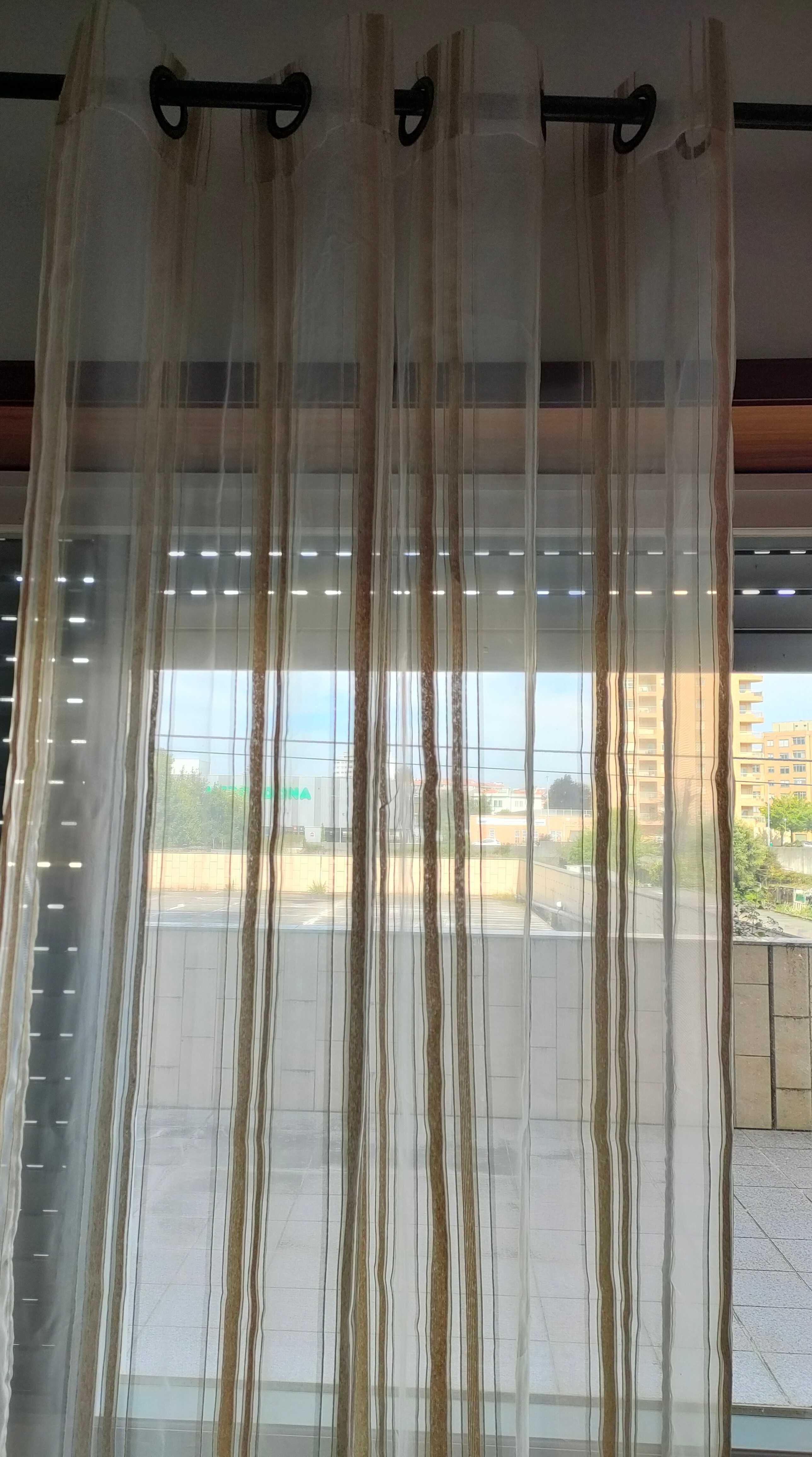 Cortinas em bom estado