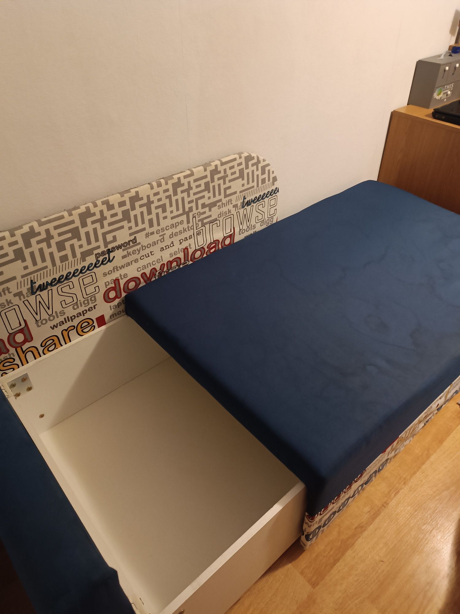 Tapczan rozkładany z pojemnikiem dla dziecka