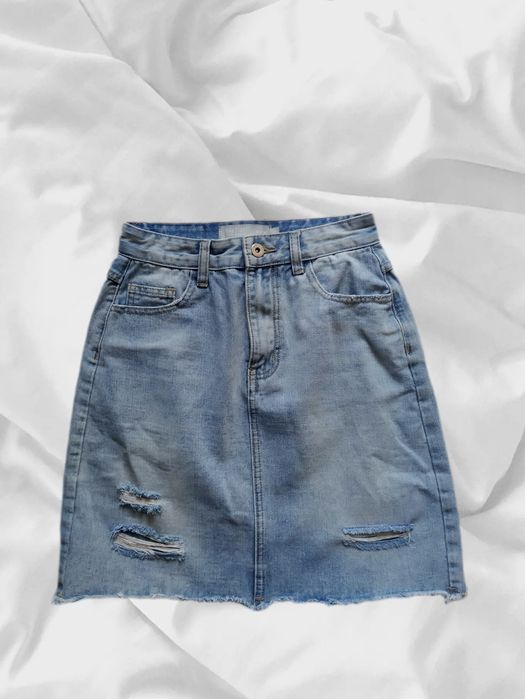 Mini jeansowa spódniczka, z przetarciami, roz. XS