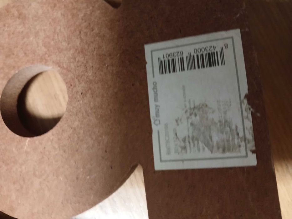 Cabide de madeira com a palavra LOVE