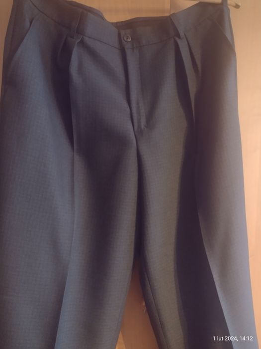 Nowe, męskie spodnie garniturowe, nogawka w kant.