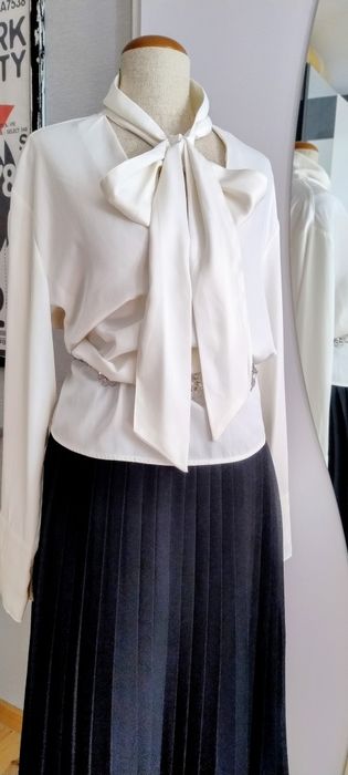 Szykowna, biała koszula z wiązaniem i makietami H&M