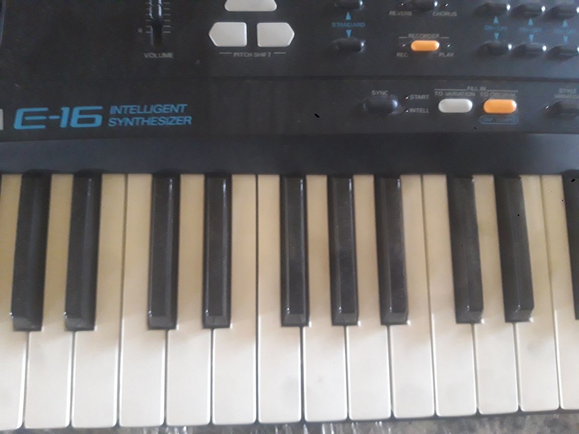 Keybord Roland E 16