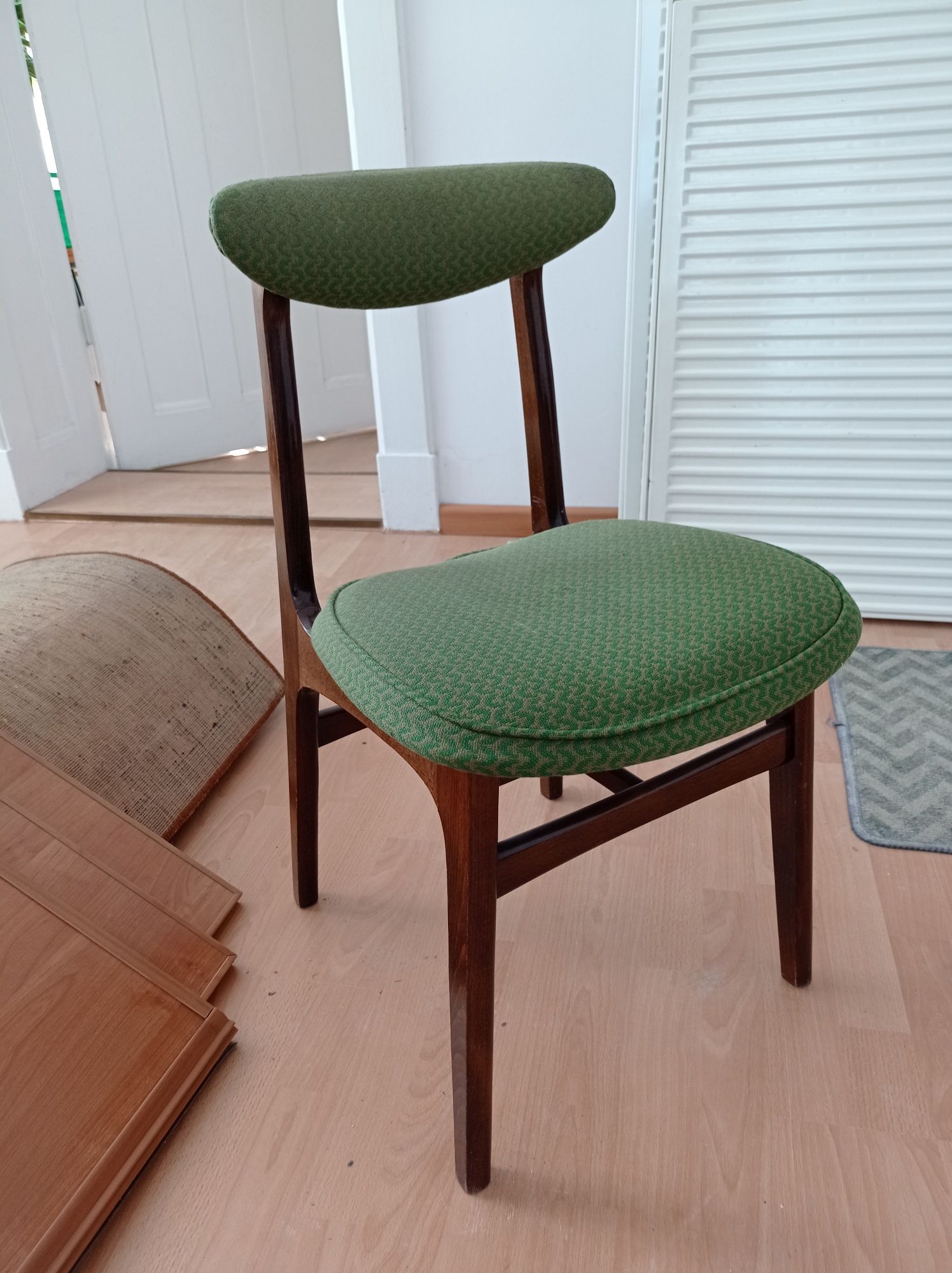 Krzesła typ 200-190 projektu Rajmunda Teofila Hałasa z 1963r.