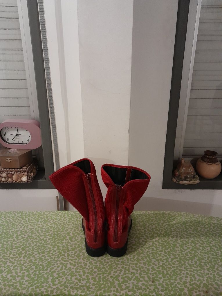 Vendo Botas de Criança LELLI KELLY muito bonitas em bom estado