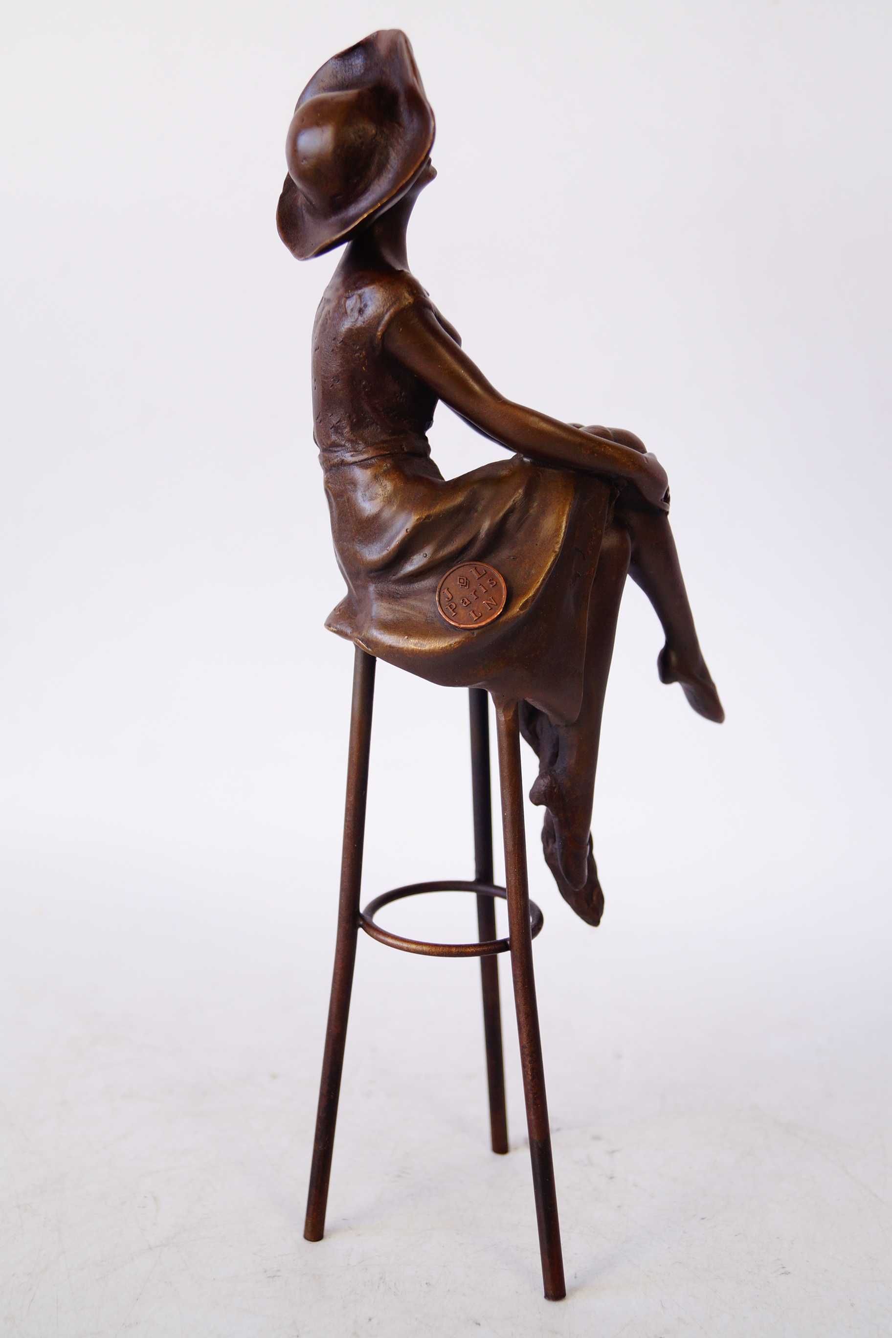 Dama na krześle figura z brązu rzeźba piękna Paris