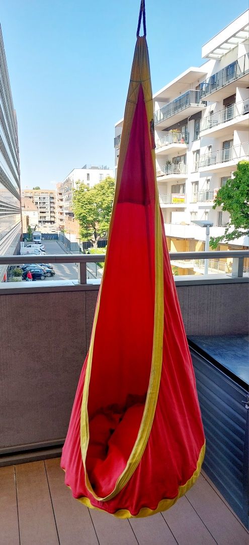 Huśtawka, wiszący kokon, siedzisko typu jaskinia, La Siesta